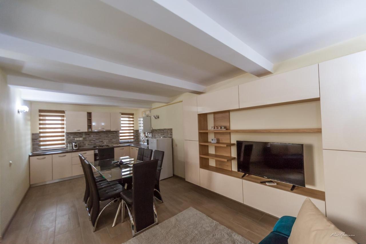 Luxury Desing Apartment Piteşti Esterno foto